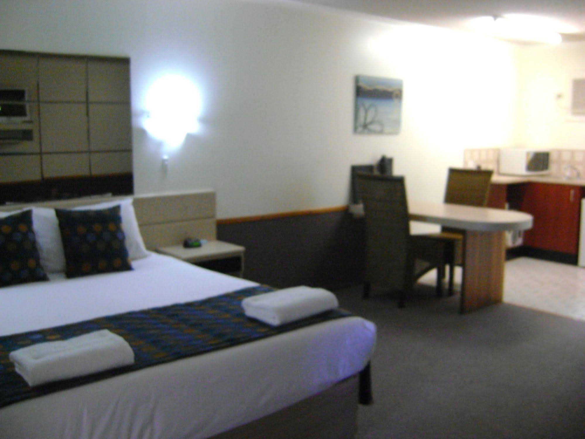 Rockhampton Court Motor Inn Екстериор снимка